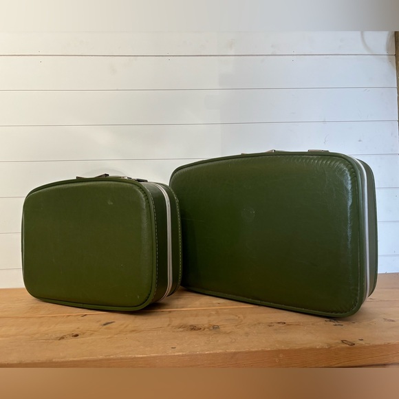 Vintage Green Suitcase (Handheld) - Picture 2 of 6